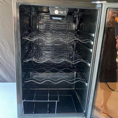 LOT#U246: Vissani Wine Refrigerator