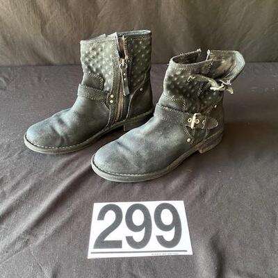 LOT#R299: Ladies Ugg Boats