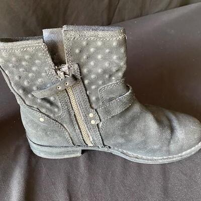 LOT#R299: Ladies Ugg Boats