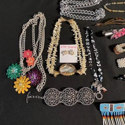 LOT#R372: Large Costume Jewelry Lot #4