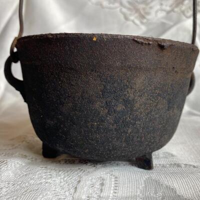 Vintage Small Cast Iron 3 Legged Smelting Pot Cowboy Kettle With Handle 