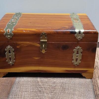 Lot 20: Small Dresser Top Wood Chest