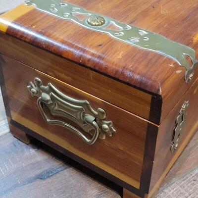 Lot 20: Small Dresser Top Wood Chest