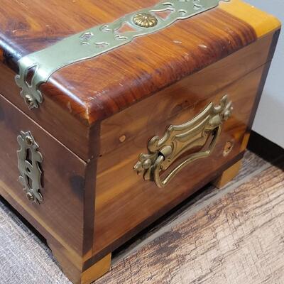 Lot 20: Small Dresser Top Wood Chest