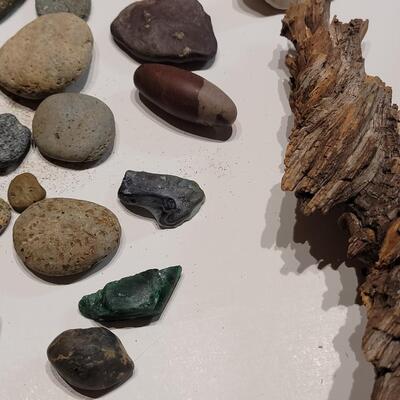 Lot 123: Wood And Stones Lot