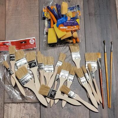 Lot 132: Large Lot of Paint Brushes & Sponges