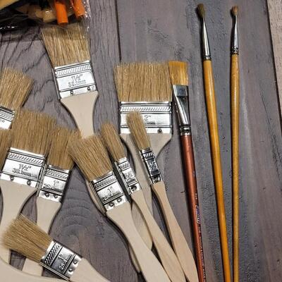 Lot 132: Large Lot of Paint Brushes & Sponges