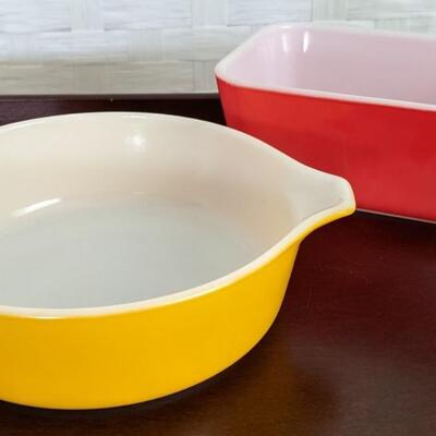 Lot of 2 pieces vintage Pyrex ovenware 471 1 pt round Yellow, 0502 1 1/2 pt rectangle Red