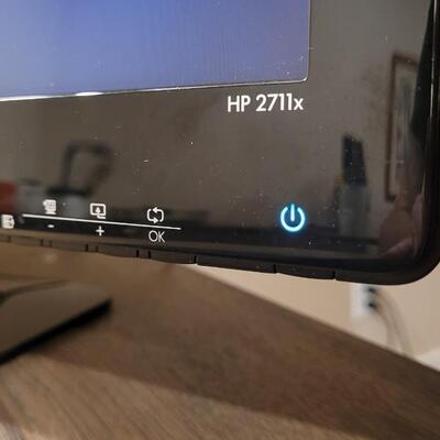 Lot 141: HP 2711X Monitor w/ Cords #1 WORKS 