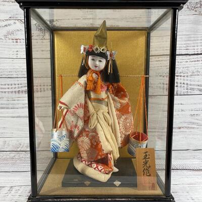 Geisha Doll in glass case | EstateSales.org