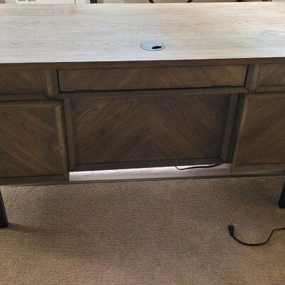 Lot 148: ASPEN HOME Office Desk / Power Bank