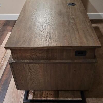 Lot 148: ASPEN HOME Office Desk / Power Bank