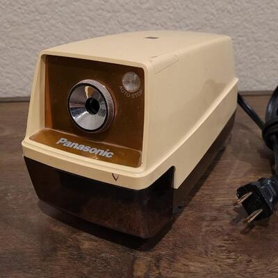 Lot 152: Vintage Panasonic KP-33 Pencil Sharpener