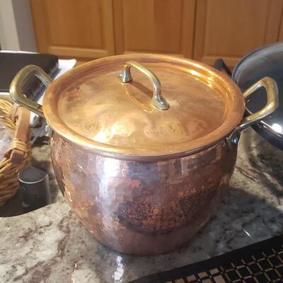 New Le Creuset Wok with Lid with Brass Ice Bucket and Table Mats