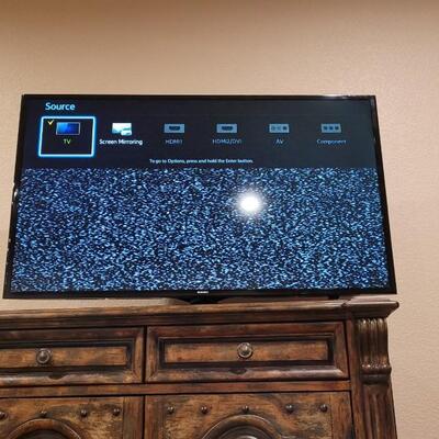 Lot 162: Samsung UN48J520DAF Smart Television w/ Wireless SmartCast Feature w/ Remote WORKS