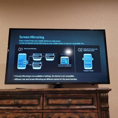 Lot 162: Samsung UN48J520DAF Smart Television w/ Wireless SmartCast Feature w/ Remote WORKS
