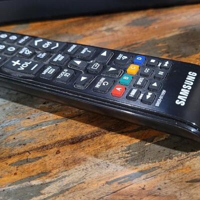 Lot 162: Samsung UN48J520DAF Smart Television w/ Wireless SmartCast Feature w/ Remote WORKS