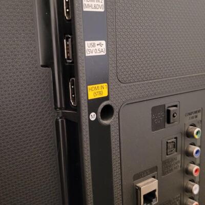 Lot 162: Samsung UN48J520DAF Smart Television w/ Wireless SmartCast Feature w/ Remote WORKS