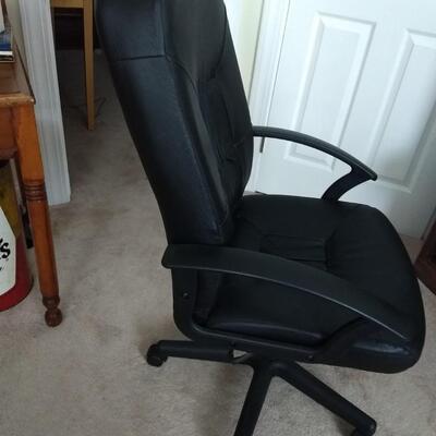 Cushioned Swivel Office Chair