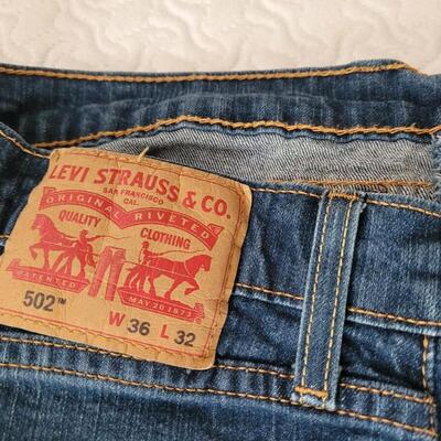 Lot 210: Men's Levi's (light & dark)
