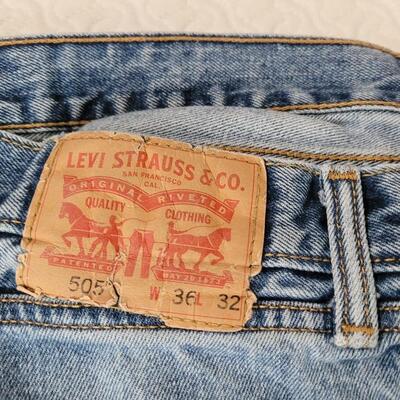 Lot 210: Men's Levi's (light & dark)