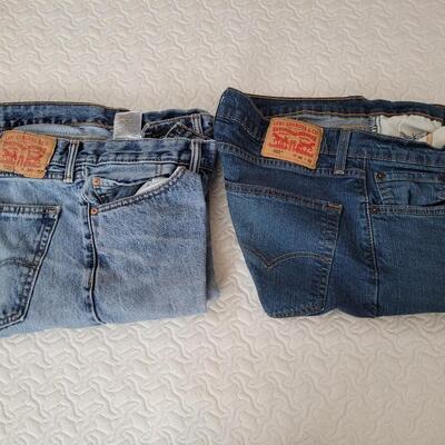 Lot 210: Men's Levi's (light & dark)