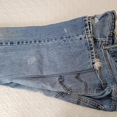 Lot 210: Men's Levi's (light & dark)