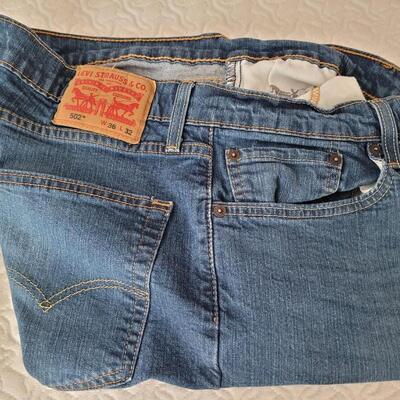 Lot 210: Men's Levi's (light & dark)