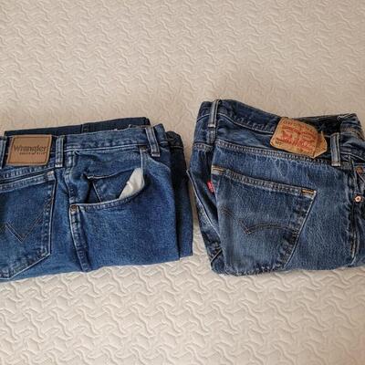 Lot 211: Men's Levi's & Wranglers 