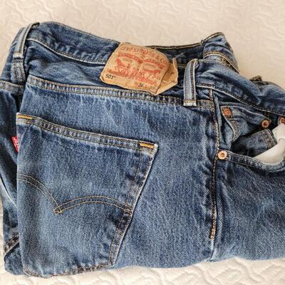 Lot 211: Men's Levi's & Wranglers 