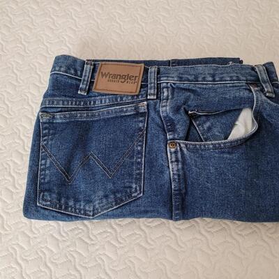 Lot 211: Men's Levi's & Wranglers 