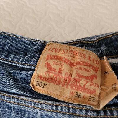 Lot 211: Men's Levi's & Wranglers 