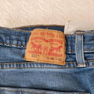 Lot 212: Men's Levi's 