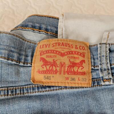 Lot 212: Men's Levi's 