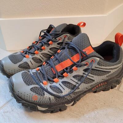 Lot 215: Men's Merrill Hiking Shoes size 10.5