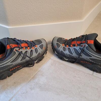 Lot 215: Men's Merrill Hiking Shoes size 10.5