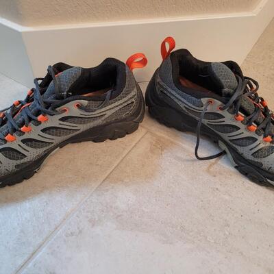 Lot 215: Men's Merrill Hiking Shoes size 10.5