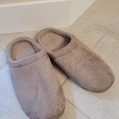 Lot 217: Men's House Shoes