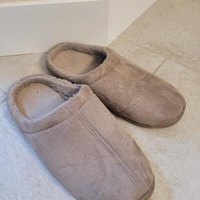 Lot 217: Men's House Shoes