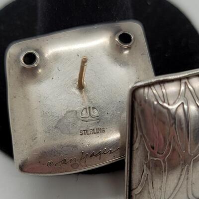 Lot J41 - Sterling puffed earrings by Artist Jan Yeager