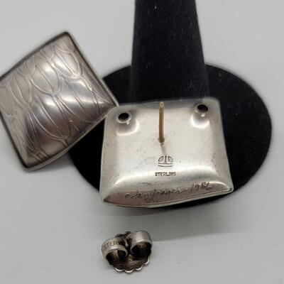 Lot J41 - Sterling puffed earrings by Artist Jan Yeager