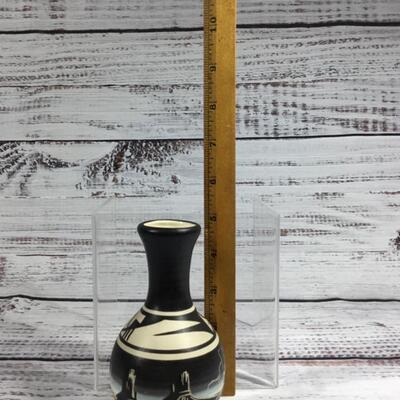 Navajo Native American Lightning black and white clay pot