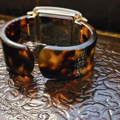 Lot 296: Ladies Clasp Watch w/ Tortoise Shell Style Band Needs Battery 