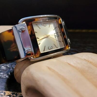 Lot 296: Ladies Clasp Watch w/ Tortoise Shell Style Band Needs Battery 