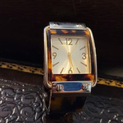Lot 296: Ladies Clasp Watch w/ Tortoise Shell Style Band Needs Battery 