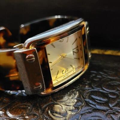 Lot 296: Ladies Clasp Watch w/ Tortoise Shell Style Band Needs Battery 