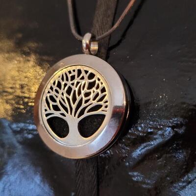 Lot 307: Vintage Sterling Silver Necklace w/ Silver Tone Tree Family Locket 