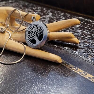 Lot 307: Vintage Sterling Silver Necklace w/ Silver Tone Tree Family Locket 