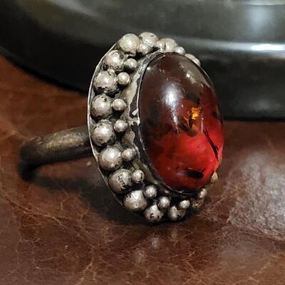Lot 313: Vintage Sterling Silver AMBER w/ Inclusions Ring