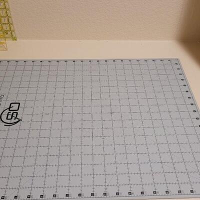 Lot 387: Quilter's Select Quilting Cutting Mat